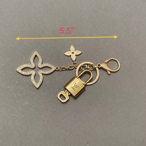 LOUIS VUITTONโLOCK AND KEY ๐ ON GOLD TONE KEYCHAIN #13-318 - Picture 4 of 10